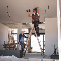 Pracownicy montują instalację elektryczną na budowie. Czy jest ulga na remont mieszkania?