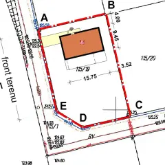 Fragment mapy geodezyjnej z zaznaczonym budynkiem i granicami działki. Pokazuje, jaka mapa do warunków zabudowy jest potrzebna do analizy.