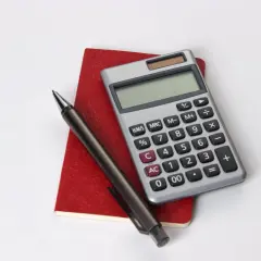 Notes, kalkulator i długopis. Czas obliczyć, zachowek ile procent spadku przysługuje.