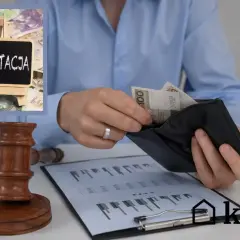 Młotek komorniczy, dokumenty i mężczyzna chowający pieniądze do portfela. Tabliczka z napisem "LICYTACJA" sugeruje, że to przygotowania do licytacji komorniczej.
