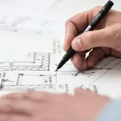 Rysunek techniczny z oznaczeniami, zgodny z normą PN-ISO 9836:1997, tworzony przez rękę z pisakiem.