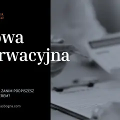 Dłoń pisząca na umowie rezerwacyjnej, obok kalkulatora.