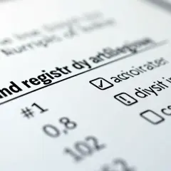 Fragment dokumentu z nagłówkiem "Land registr dy art" i zaznaczonym polem wyboru. Pokazuje, jak wygląda numer księgi wieczystej.