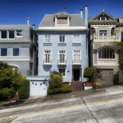 Trzy urokliwe domy w San Francisco, każdy z własnym charakterem, oferują ulgę mieszkaniową w malowniczej okolicy.