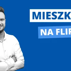 Uśmiechnięty mężczyzna w koszuli, z rękami skrzyżowanymi na piersi. Obok napis: "MIESZKANIE NA FLIPA".