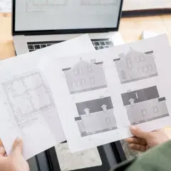 Rysunki architektoniczne domu i rzuty pomieszczeń, przygotowywane do złożenia wniosku o pozwolenie na budowę.