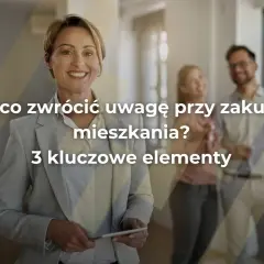 Uśmiechnięta kobieta w garniturze prezentuje kluczowe elementy, na co zwrócić uwagę przy kupnie mieszkania.