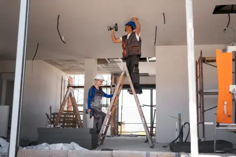 Pracownicy montują instalację elektryczną na budowie. Czy jest ulga na remont mieszkania?