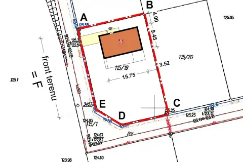 Fragment mapy geodezyjnej z zaznaczonym budynkiem i granicami działki. Pokazuje, jaka mapa do warunków zabudowy jest potrzebna do analizy.