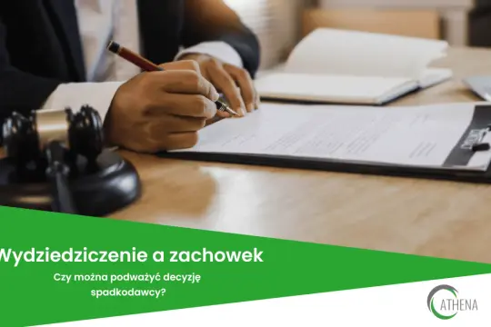 Sądowy młotek i ręka pisząca dokument. Temat: wydziedziczenie i zachowek. Czy można podważyć decyzję spadkodawcy?