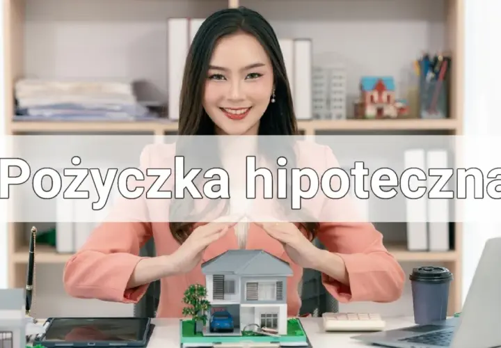 Uśmiechnięta kobieta chroni dłońmi model domu, symbolizując bezpieczeństwo i marzenia o własnym lokum. "Pożyczka hipoteczna" - klucz do Twojego domu.