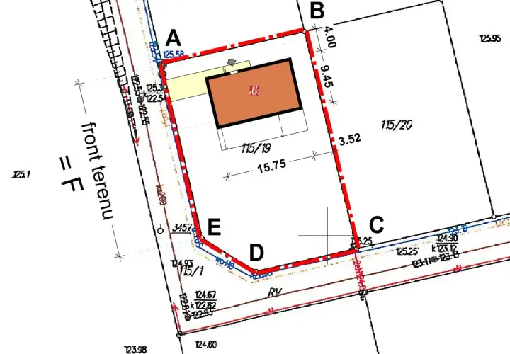 Fragment mapy geodezyjnej z zaznaczonym budynkiem i granicami działki. Pokazuje, jaka mapa do warunków zabudowy jest potrzebna do analizy.