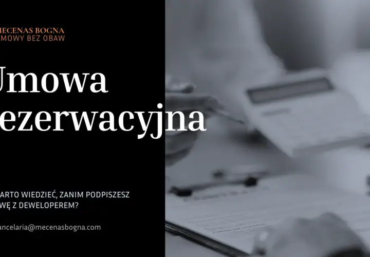 Dłoń pisząca na umowie rezerwacyjnej, obok kalkulatora.