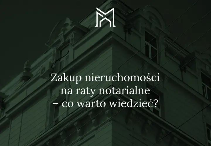 Elegancki budynek, na którym widnieje napis "Zakup nieruchomości na raty notarialne – co warto wiedzieć?".