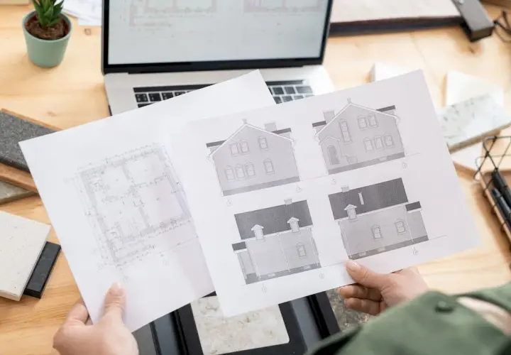 Rysunki architektoniczne domu i rzuty pomieszczeń, przygotowywane do złożenia wniosku o pozwolenie na budowę.