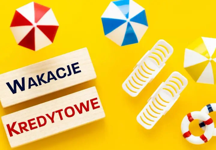 Drewniane klocki z napisem "WAKACJE KREDYTOWE" na tle letnich akcesoriów. Planujesz wakacje kredytowe 2026?