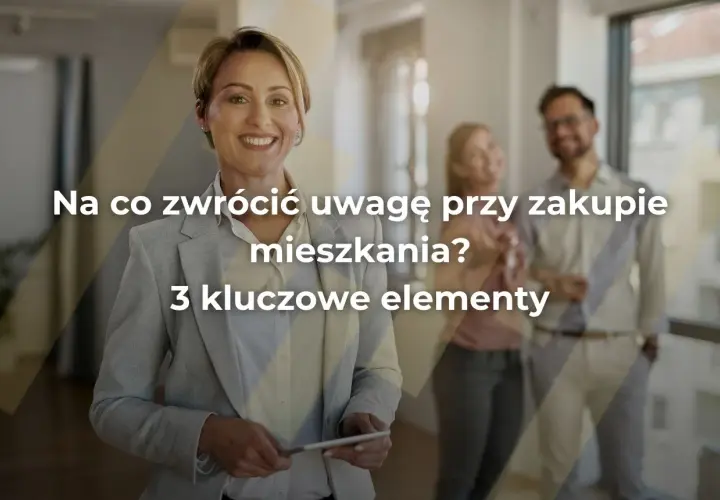 Uśmiechnięta kobieta w garniturze prezentuje kluczowe elementy, na co zwrócić uwagę przy kupnie mieszkania.