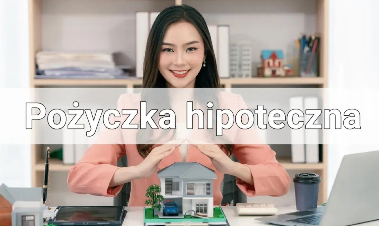 Uśmiechnięta kobieta chroni dłońmi model domu, symbolizując bezpieczeństwo i marzenia o własnym lokum. "Pożyczka hipoteczna" - klucz do Twojego domu.