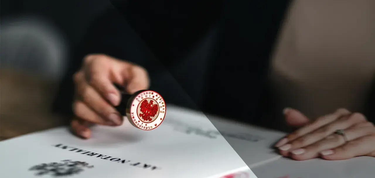 Notariusz stempluje dokument, potwierdzając akt poświadczenia dziedziczenia.