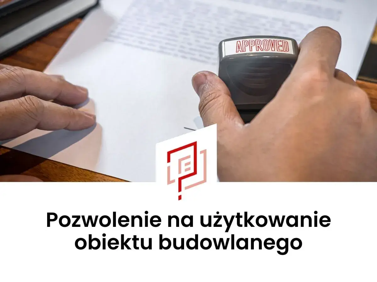 Ręka z pieczątką "APPROVED" nad dokumentem. Oznacza to uzyskanie pozwolenia na użytkowanie obiektu budowlanego.
