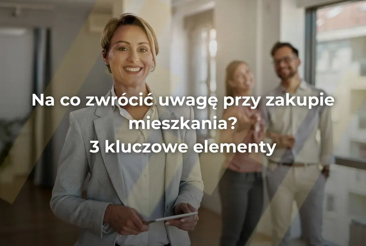 Uśmiechnięta kobieta w garniturze prezentuje kluczowe elementy, na co zwrócić uwagę przy kupnie mieszkania.