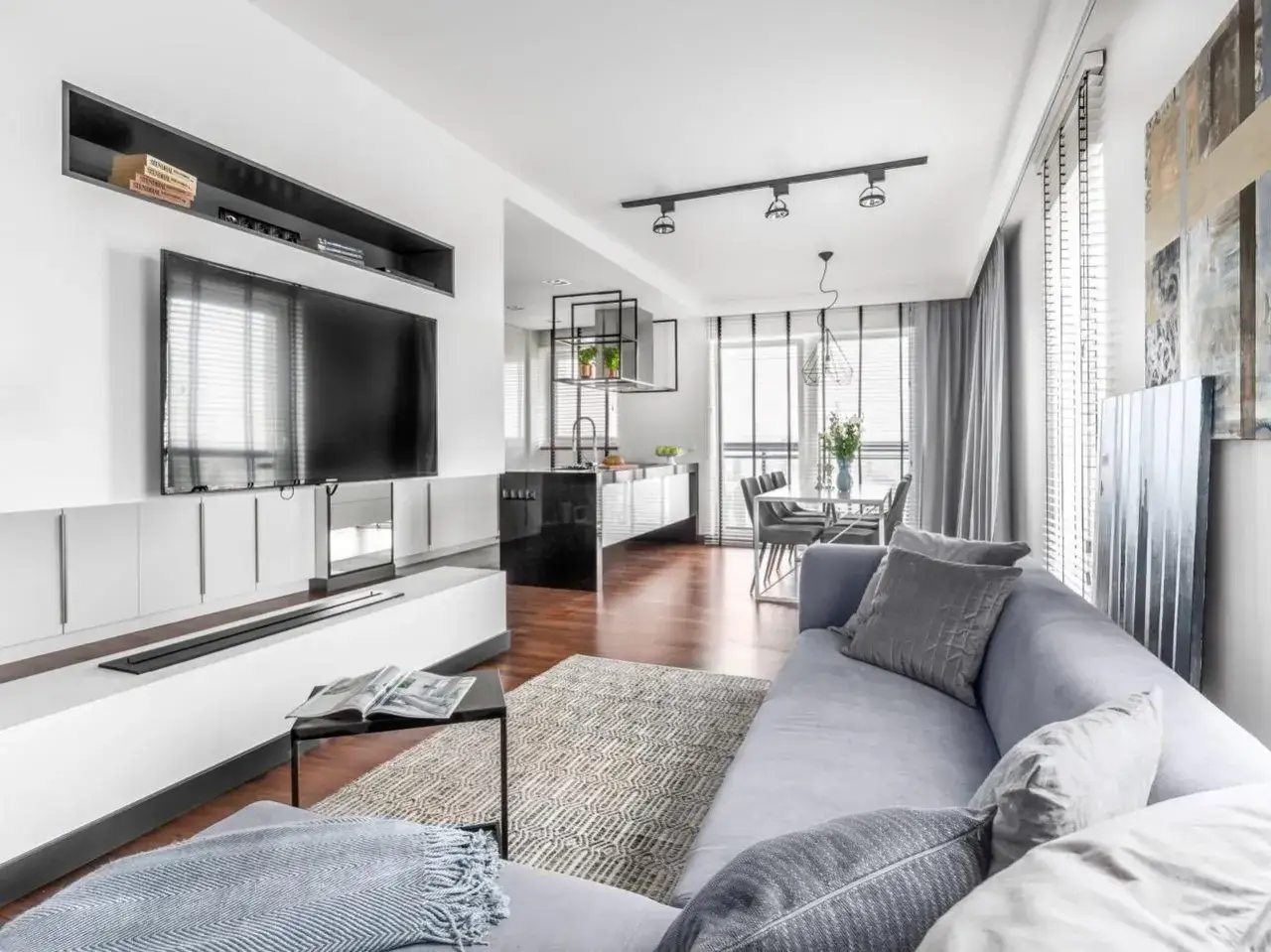 Nowoczesny salon z aneksem kuchennym, idealny przykład, jak home staging co to znaczy – tworzy przestrzeń przyjazną i zachęcającą.