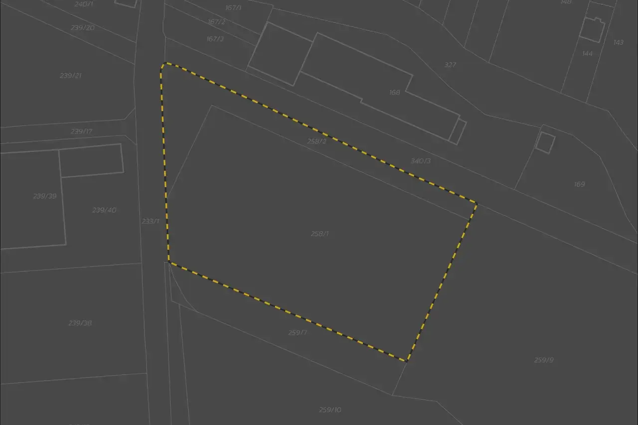 Cyfrowa mapa ewidencyjna z zaznaczonymi działkami. Widoczne numery działek, linie graniczne i zarysy budynków.