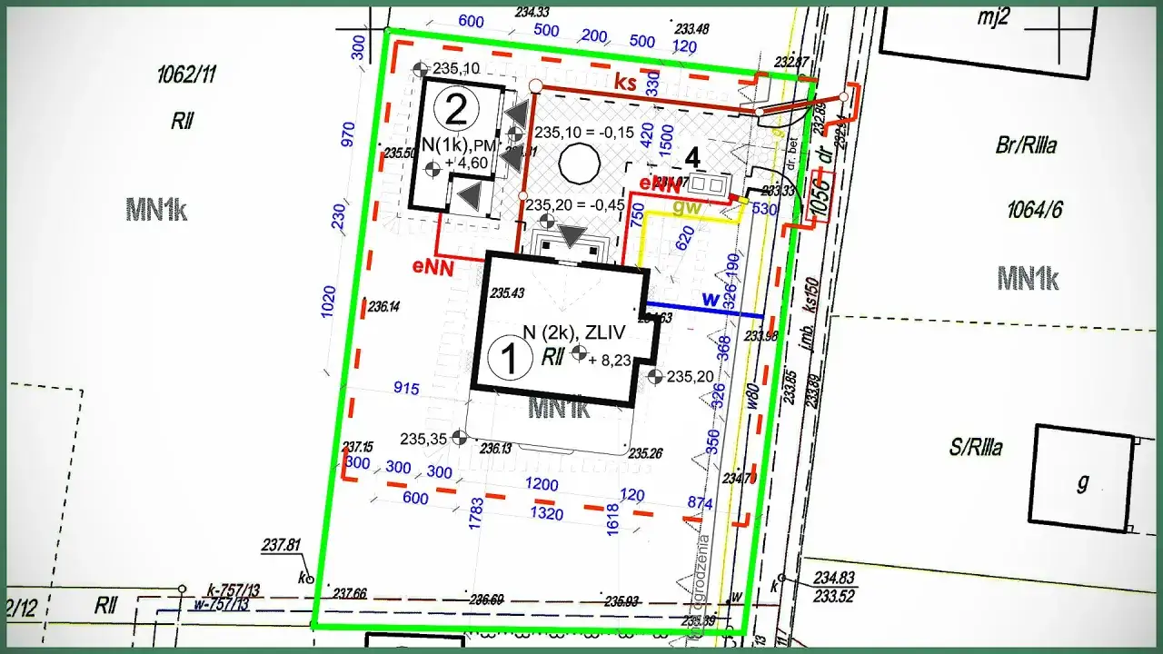 Mapa do celów projektowych z zaznaczonymi budynkami (1, 2, 4) i granicami działek. Widoczne oznaczenia sieci (eNN) i dróg.